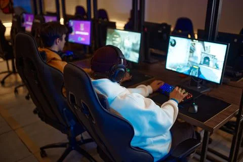 Two young gamers having fun in game club Foto stock