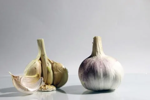 Two young garlic heads Foto stock