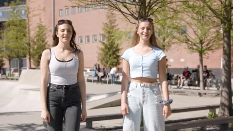 Two young girls doing a synchronized TikTok dance. Vidéo 132130403