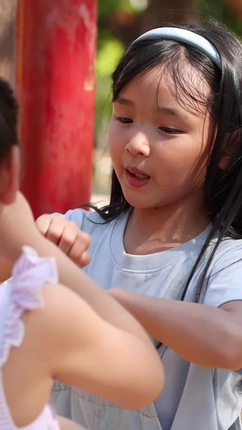 Two Young Girls Playing Clapping Games at Lumpini Park Vídeo Stock 344943453