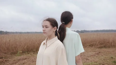 Two young girls preparing for the performance in nature and stand with their Vídeo Stock 167095667