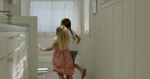 Two young girls running hand in hand. Vidéo 88369261