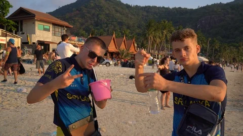 Two young guys dancing on the beach Vídeos de archivo 106970115