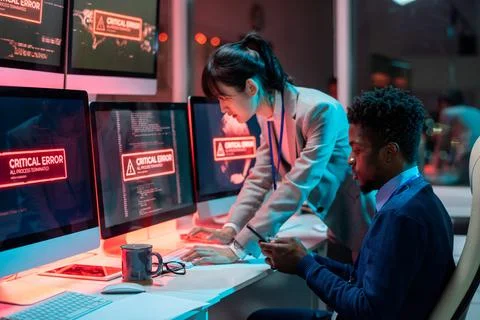 Two young intercultural programmers trying to solve technical problem Foto stock