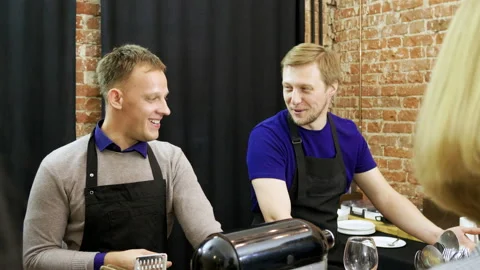 Two young men and two women talking, cooking a meal at cooking master class. 4K Vidéo 91268718