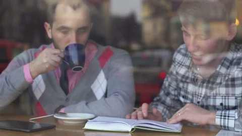 Two young men in a cafe. Creative meeting Stock-Footage 85223667