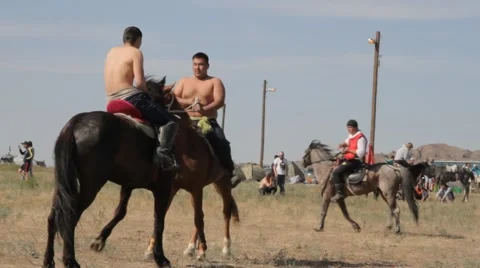 Two young men fighting on horseback Vídeo Stock 63216031