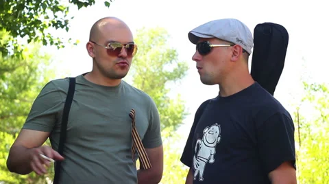 Two young men talking to each other Vídeos de archivo 39423027