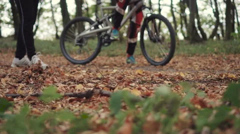 Two young men test the bike Vídeo Stock 67812650