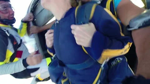 Two young people skydiving Vidéo 55335393