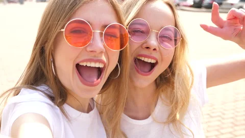Two young smiling hipster blond women Vídeo Stock 141137804