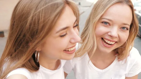 Two young smiling hipster blond women Vidéo 141219414