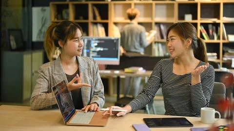 Two young software developers are brainstorming for new web site project Foto stock