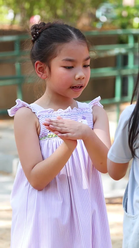 Two Young Thai Girls Playing Clapping Games at Lumpini Park Bangkok Vídeo Stock 334639097
