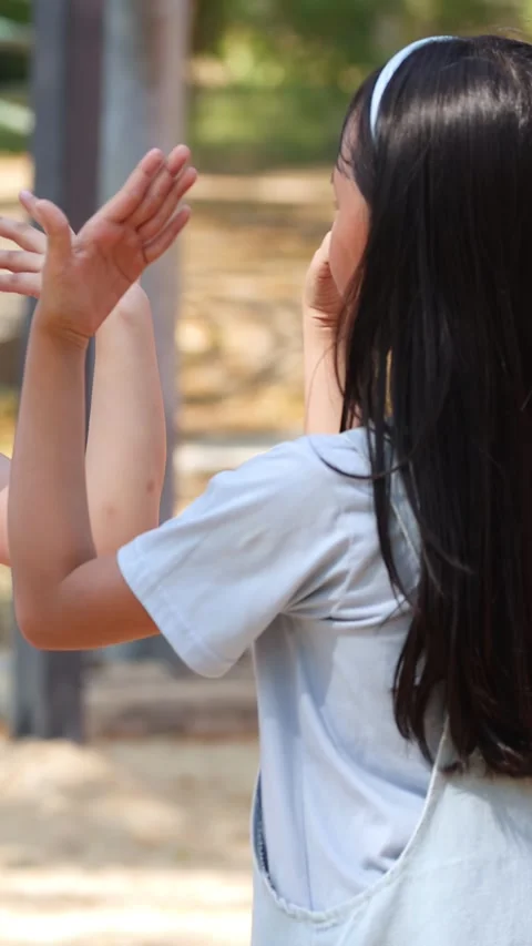 Two Young Thai Girls Playing Clapping Games at Lumpini Park Vídeo Stock 335512244