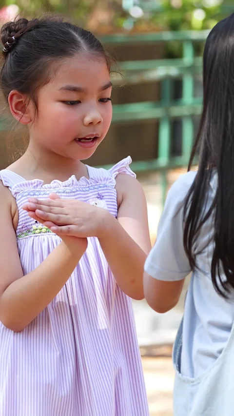 Two Young Thai Girls Playing Clapping Games at Lumpini Park Vídeo Stock 335512259