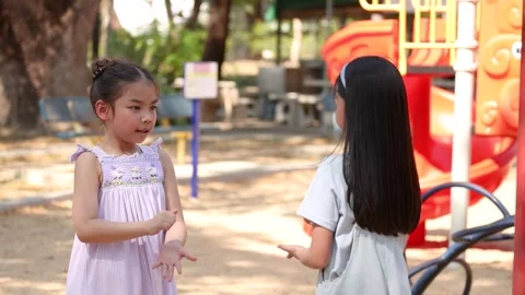 Two Young Thai Girls Playing Rock Paper Scissors at Lumpini Park Vídeo Stock 341648877