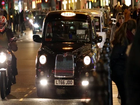TX4 Hackney Carriage, also called London Taxi or Black Cab, at Harrods. . Stock Footage 78485715