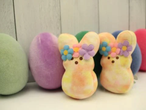 Tye dyed Easter bunny peeps,  colorful pastel eggs Foto stock