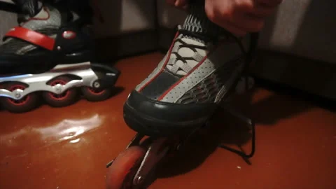 Tying of laces on roller skates 스톡 동영상 85600790