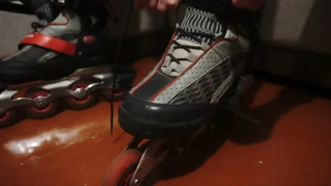 Tying of laces on roller skates Stock-Footage 85600908