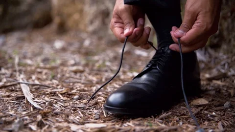 Tying Shoes Видео 129701940