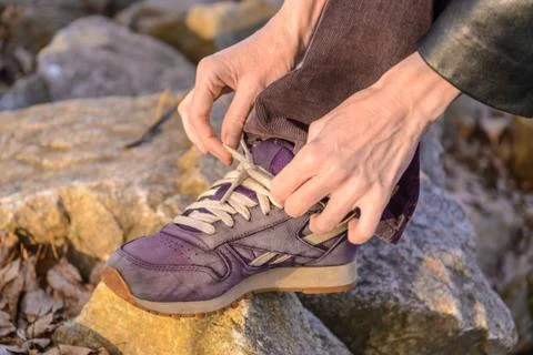 Tying Shoes Stock-Fotos