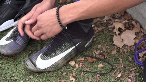 Tying Soccer Cleats Vídeo Stock 85606570