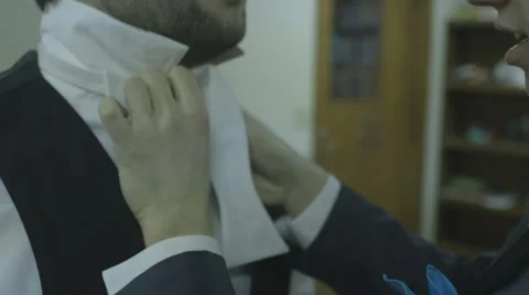 Tying white bow tie before wedding Video stock 35789047