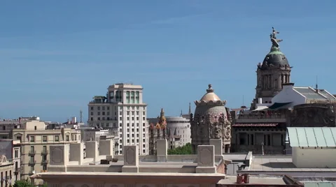 Types of Barcelona. View over rooftops from the Casa Batlló. Vidéo 40089623