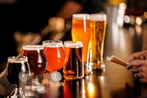 Types Of Beer Lined Up On A Pub Bar Foto stock