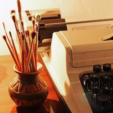Typewriter and brushes for painting. Workplace Foto stock