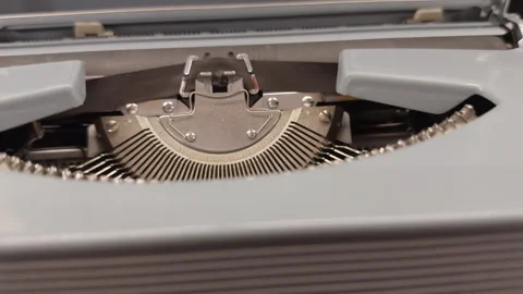 Typewriter mechanism close-up showing keys, levers, and inner workings in detail Vídeos de archivo 343686077