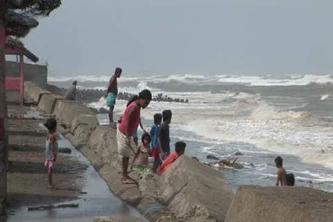 Typhoon waves come ashore in the Philippines 스톡 동영상 12653515