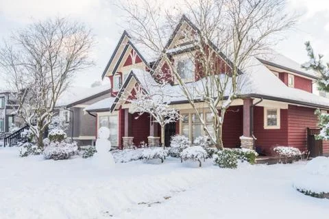 A typical american house in winter. Snow covered. Stock-Fotos