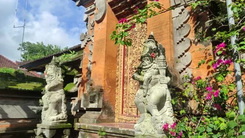 Typical Balinese architecture is equipped with two statues on the front. Vidéo 221605900