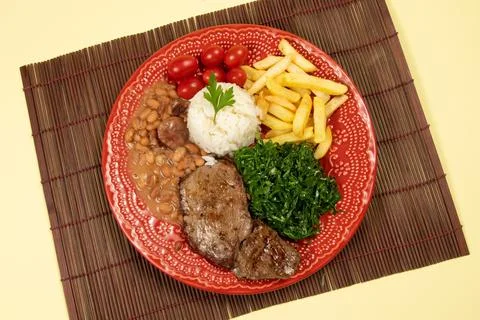 Typical Brazilian basic dish with rice, beans, steak, french fries, braised c Foto stock