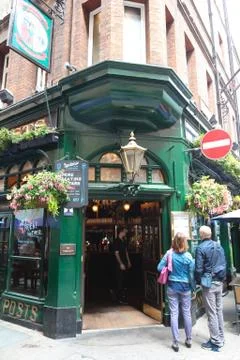 Typical British pub The Blue Posts located in London near Carnaby street , Un Stock Photos