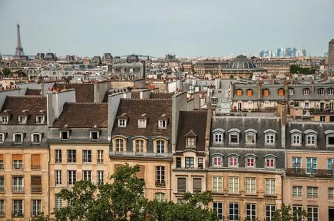 Typical buildings and Eiffel Tower on the horizon in Paris Foto stock