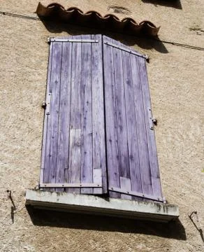 Typical colored window at Moustiers Sainte-Marie in Provence, France Foto stock