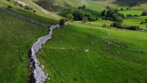 Typical Dry stone wall in the Yorkshire Dales National Park, Yorkshire, England 库存影片 145360713