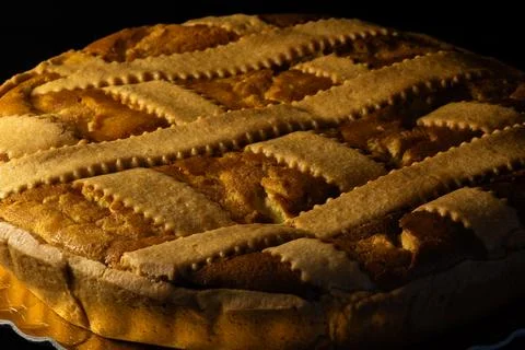 Typical Easter sweets in Campania: wheat pastiera 库存照片