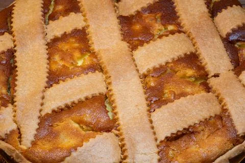 Typical Easter sweets in Campania: wheat pastiera Stockfoto's