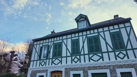 Typical half-timbered house in Etretat, Normandy, France Vidéo 332792844