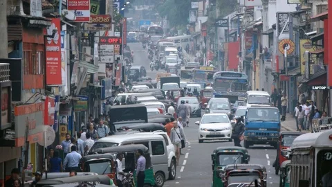 Typical, heavy traffic along a downtown street in Kandy. Видео 75307614