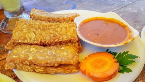 Typical Indonesian fried peanuts crackers 스톡 사진