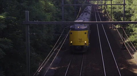 Typical Koploper train of Dutch Railways passing underneath Vidéo 42724272