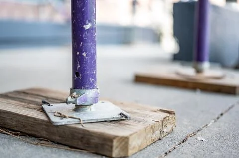 Typical leveling support block as the baseplate of an erected scaffold. Foto stock