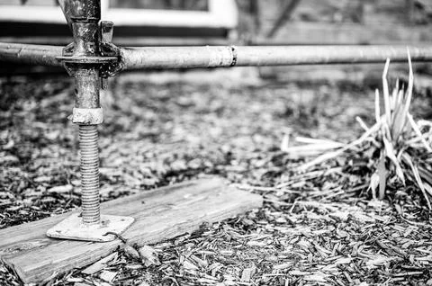 Typical leveling support block as the baseplate of an erected scaffold. Foto stock