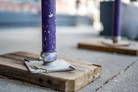 Typical leveling support block as the baseplate of an erected scaffold. Foto stock